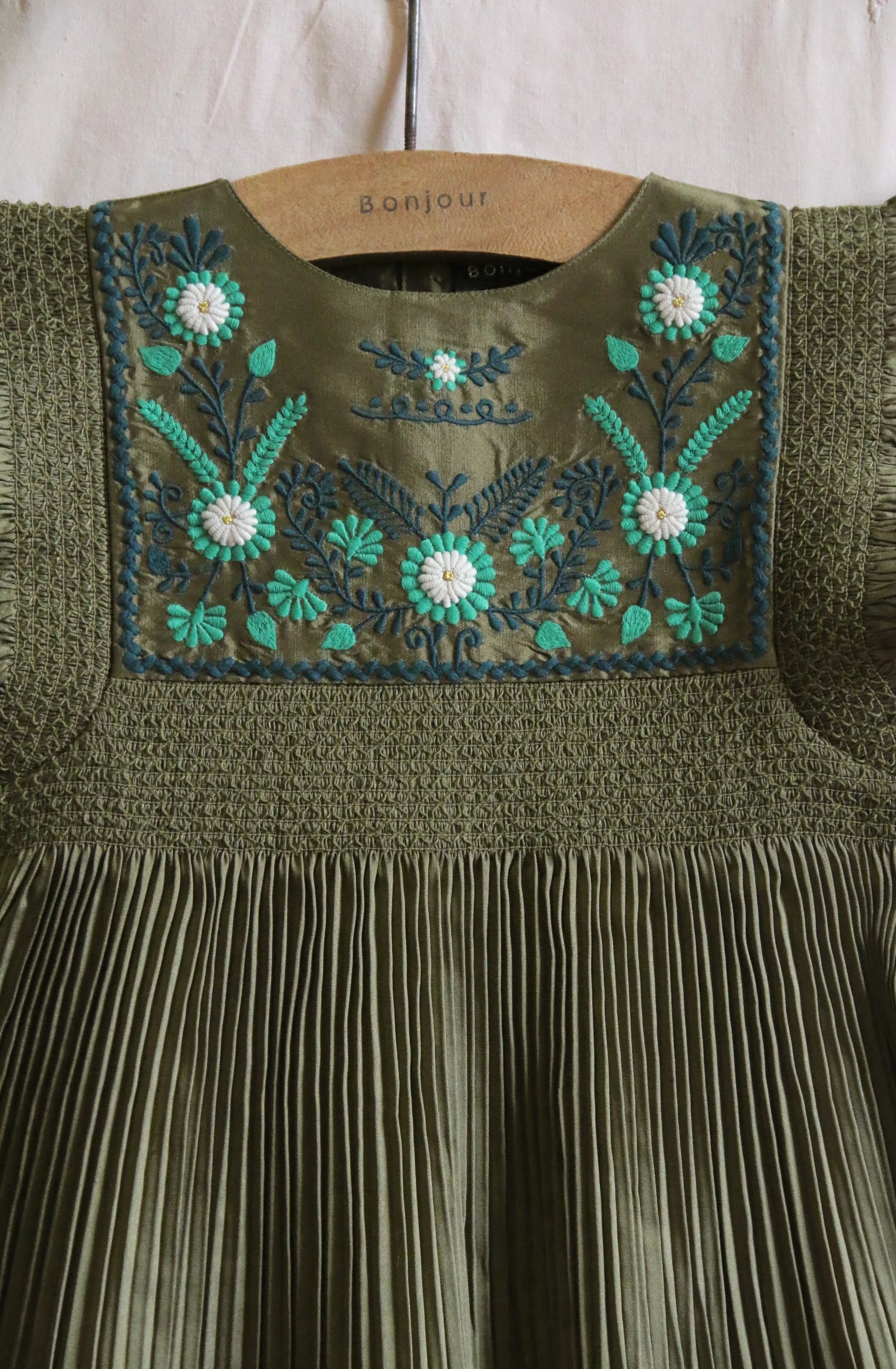 Robe brodée taffetas plissé kaki