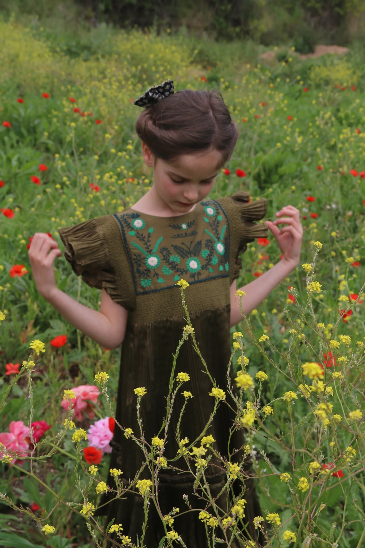 Robe brodée taffetas plissé kaki