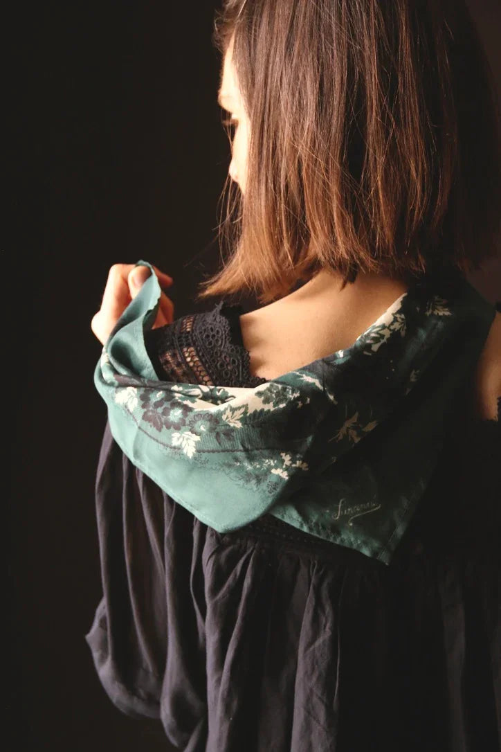 petit carré en soie vert foncé pavot