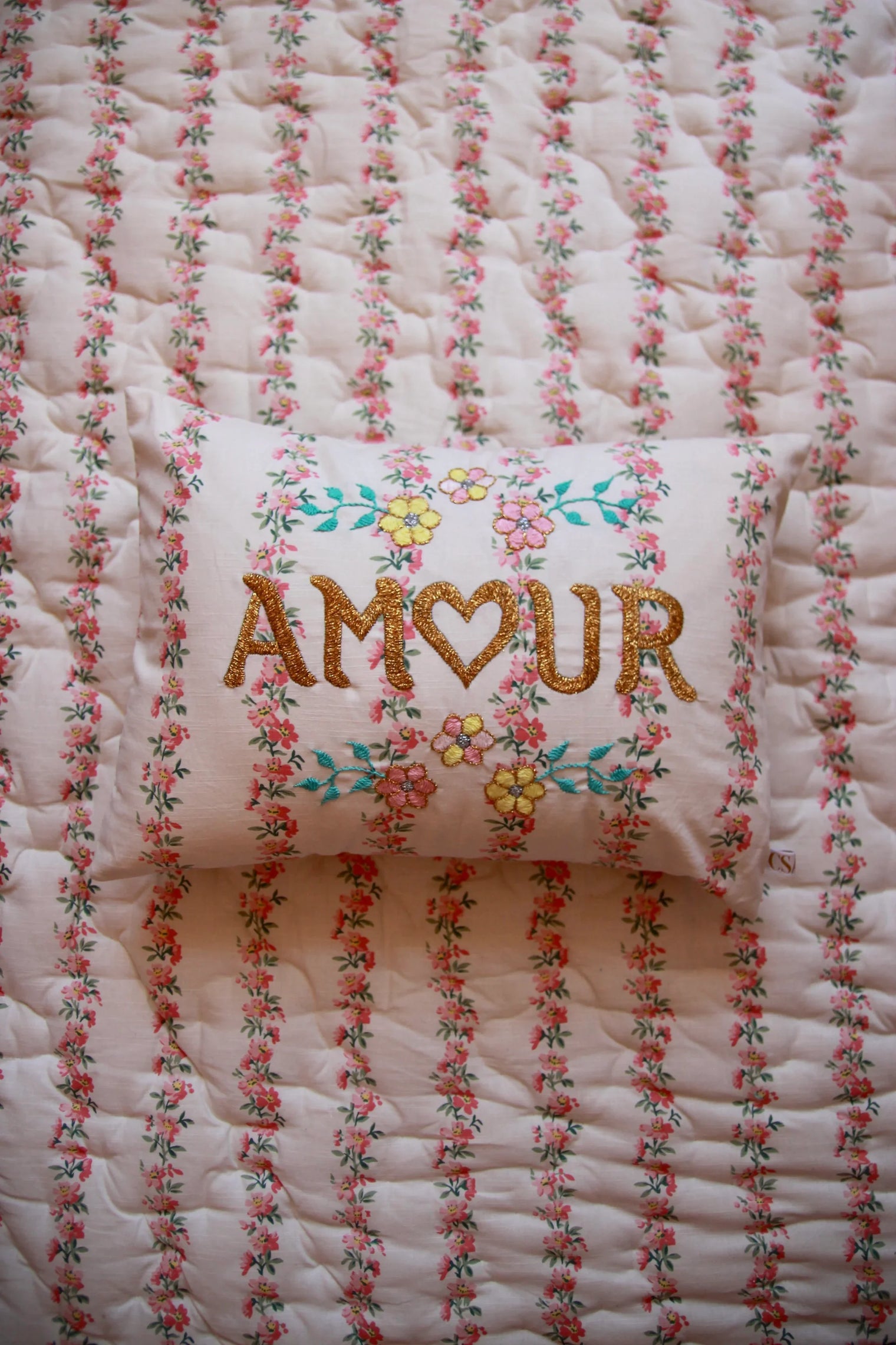 Embroidered cushion CSAO 31