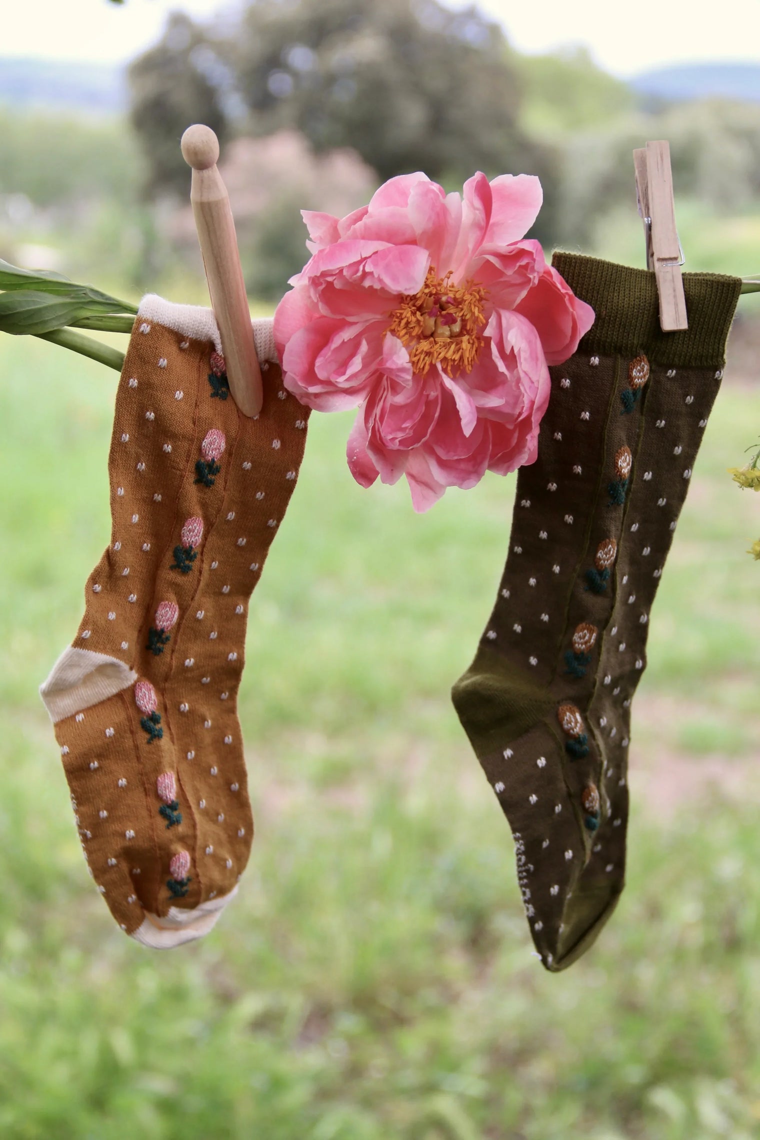 Chaussettes pois et fleurs curry / caramel