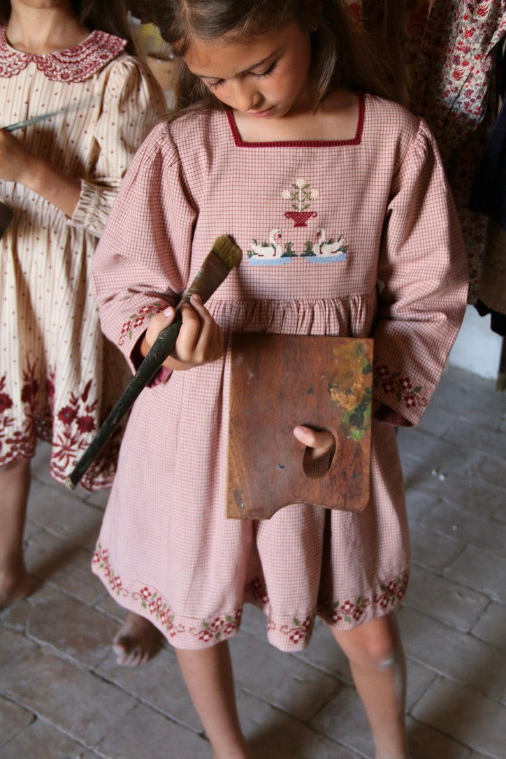 Robe brodée les cygnes
