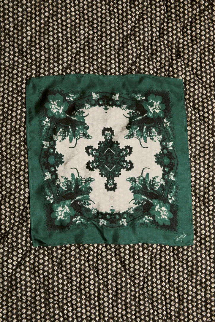 petit carré en soie vert foncé pavot