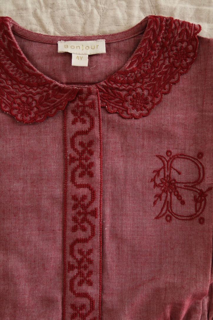 Le pyjama brodé rouge chambray