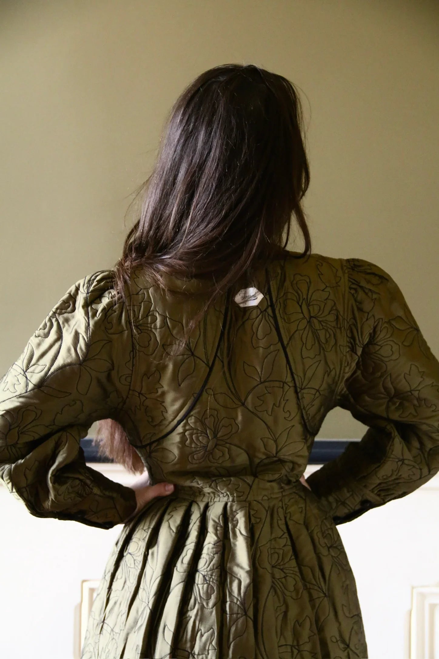 Robe manteau matelassé réversible, taffetas kaki / rayure noire & ivoire