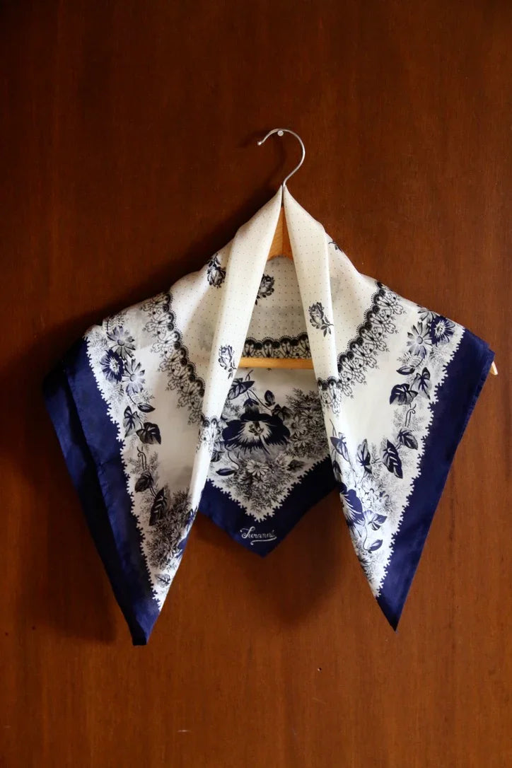 Silk square, poppy navy