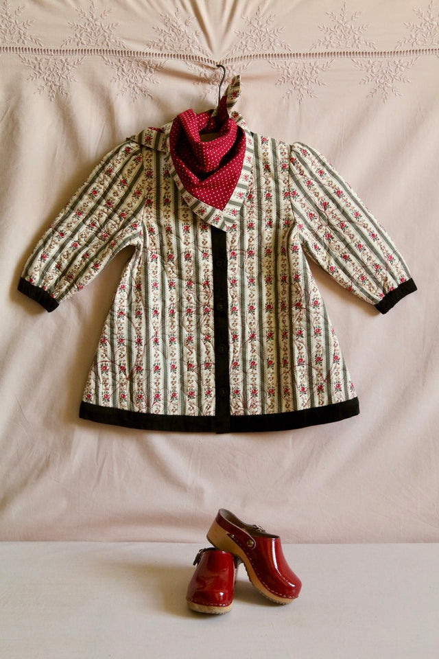 Coat dress wallpaper khaki and its scarf