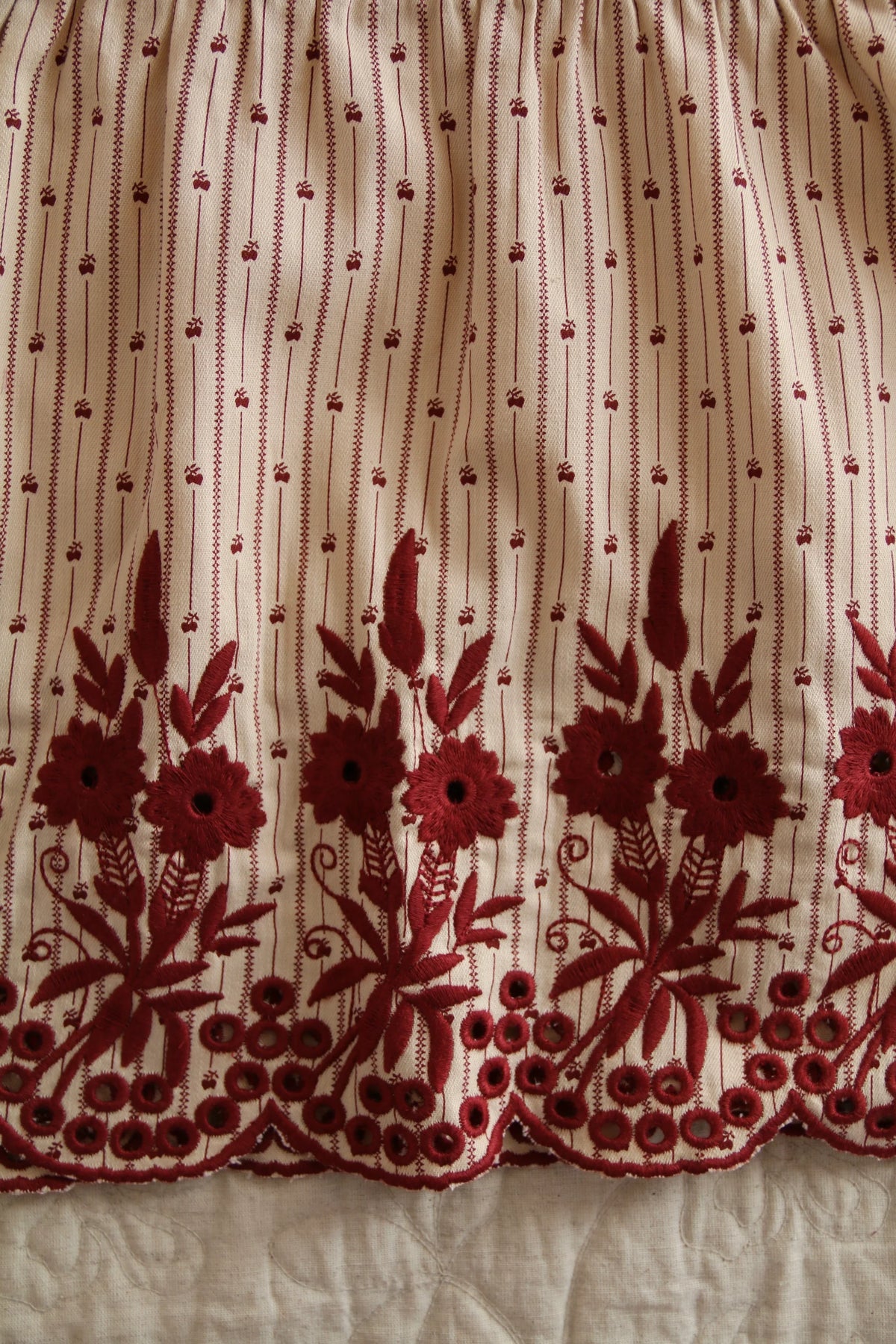 Robe rayée brodée