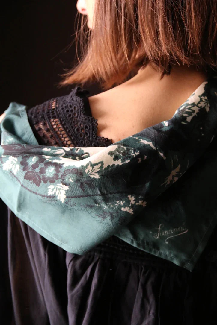 petit carré en soie vert foncé pavot