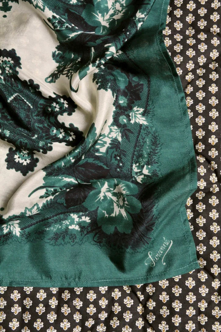 petit carré en soie vert foncé pavot