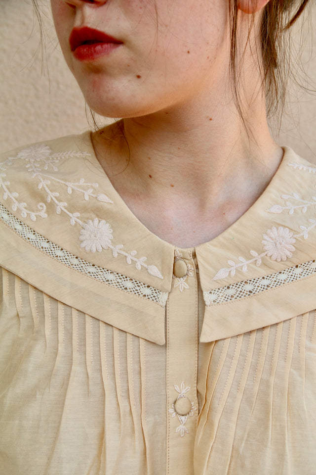 Blouse beurre et col marin brodé