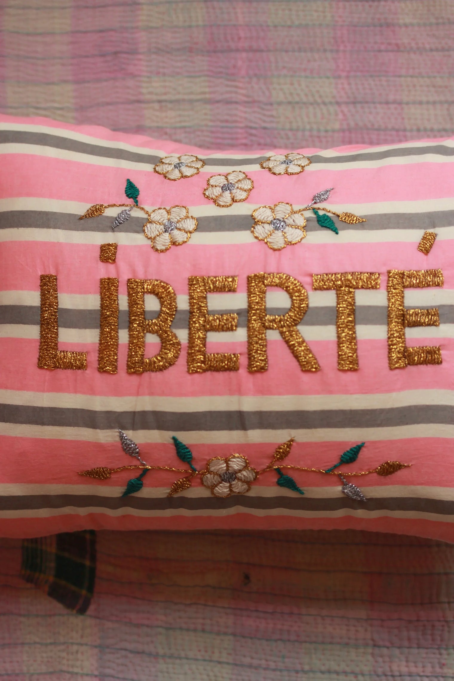 Embroidered cushion CSAO 26