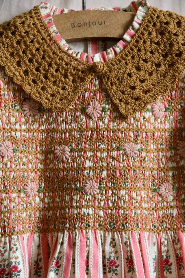 Blouse à smocks rayure tapisserie rose et son col crochet amovible