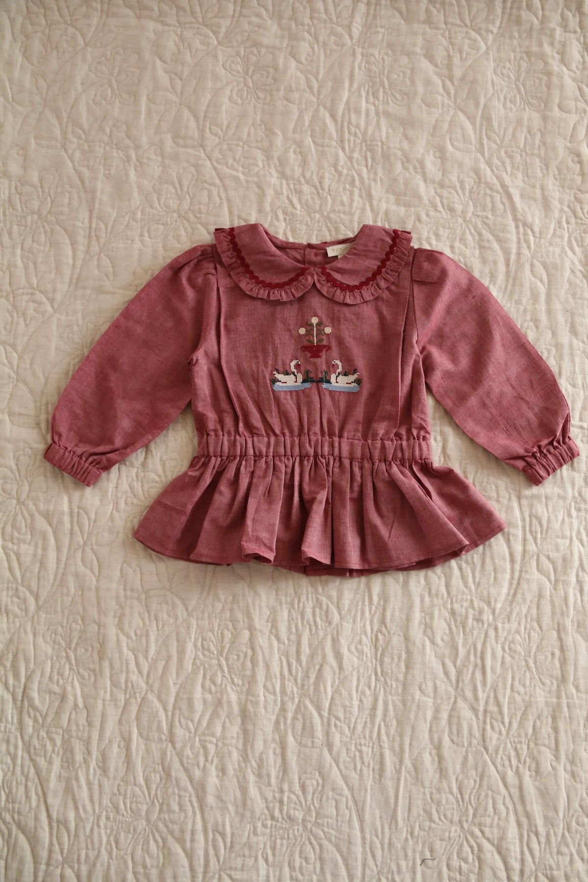 Blouse rouge chambray brodée les cygnes