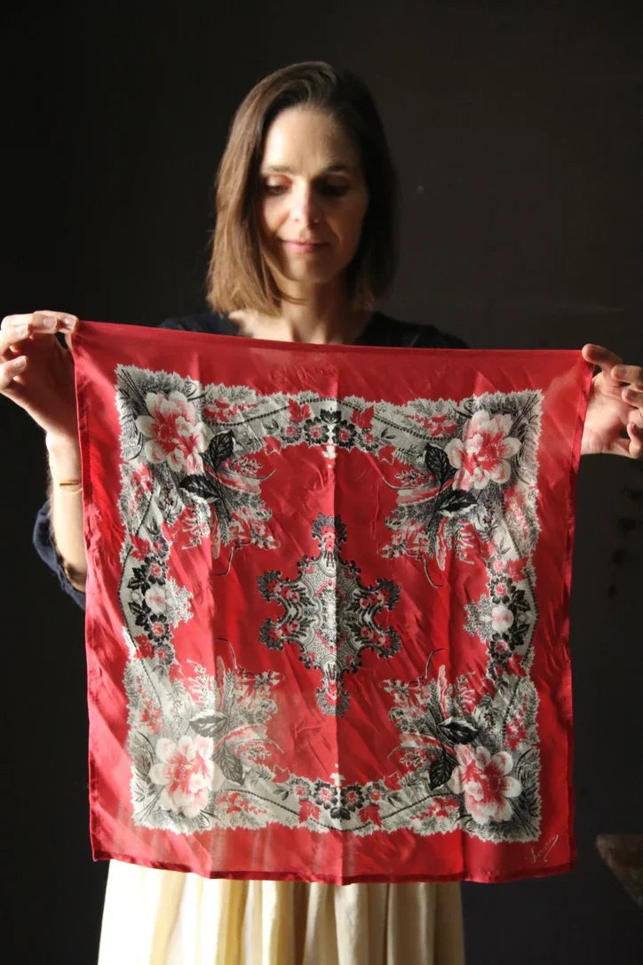 petit carré en soie rouge pavot