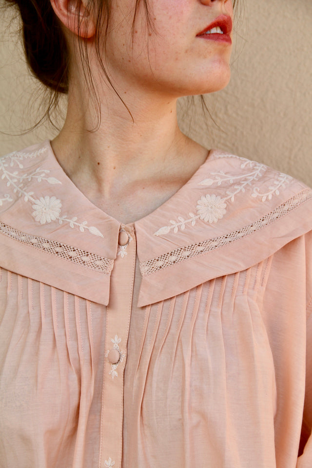 Blouse rose nude et col marin brodé