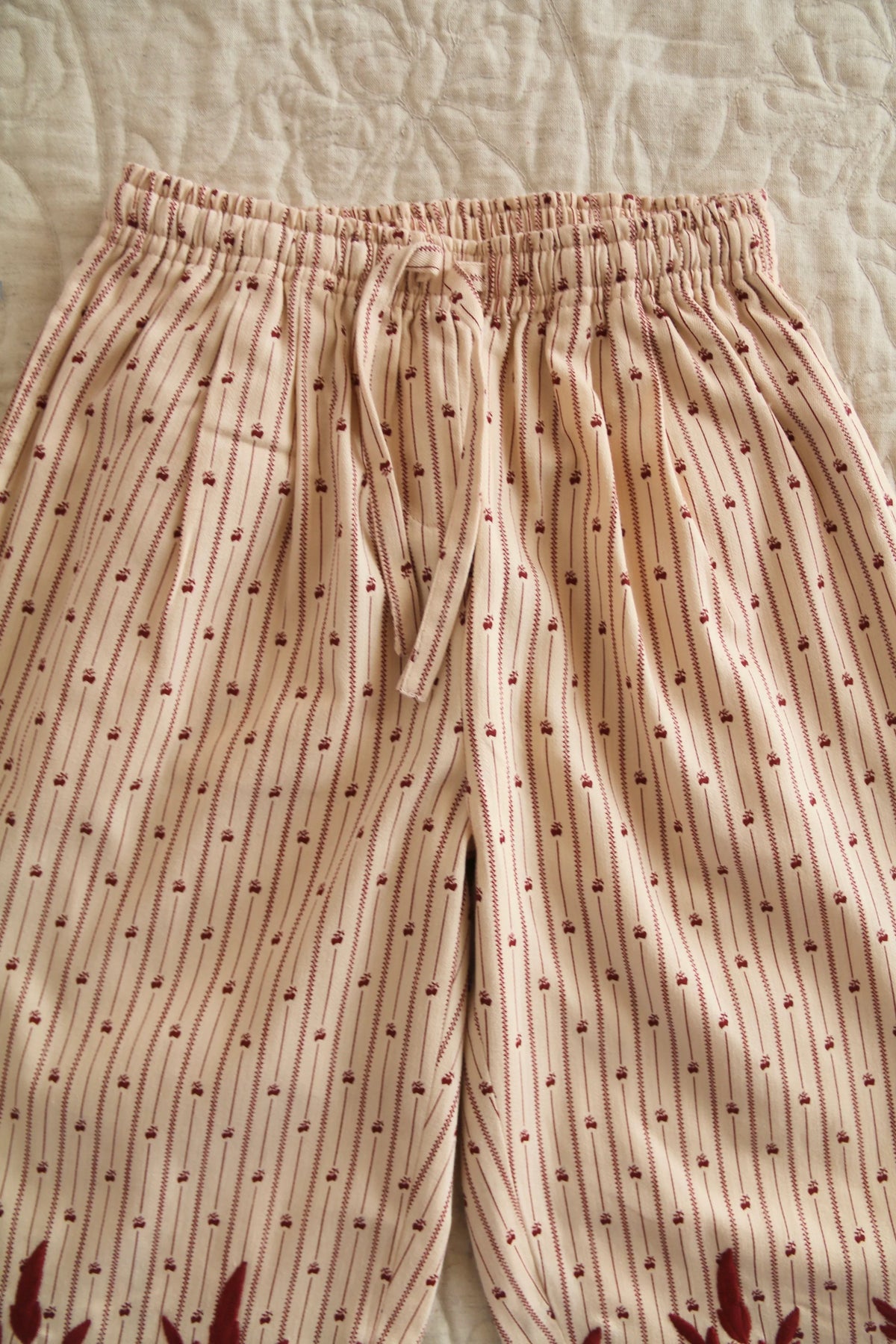 Pantalon rayé brodé