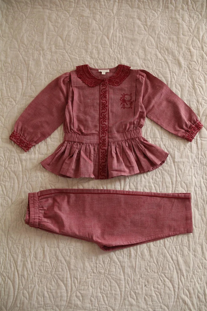 Le pyjama brodé rouge chambray