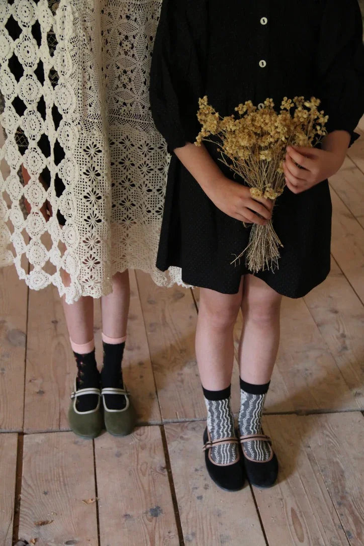 Chaussette noire torsade de fleurs