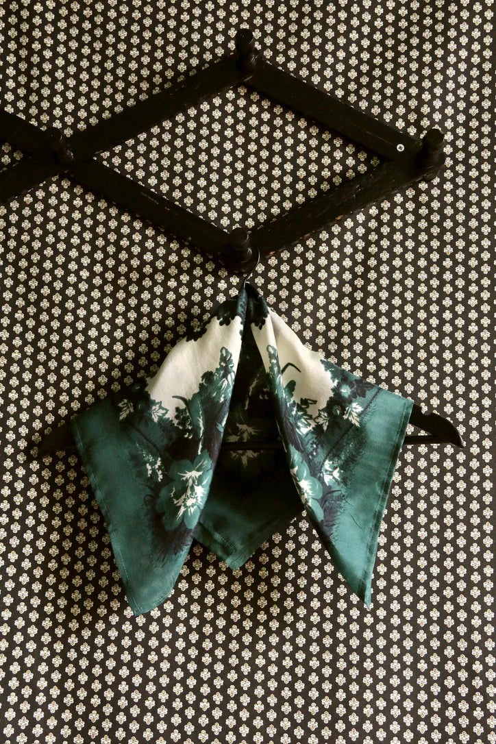 petit carré en soie vert foncé pavot