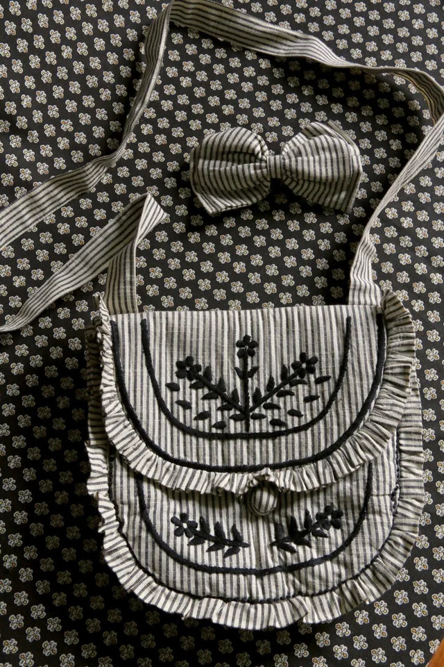 Ensemble petit sac brodé et barrette noeud pour les cheveux