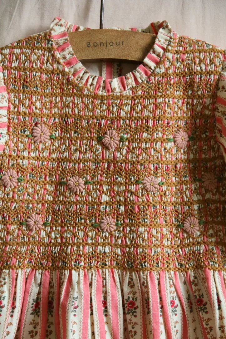Blouse à smocks rayure tapisserie rose et son col crochet amovible