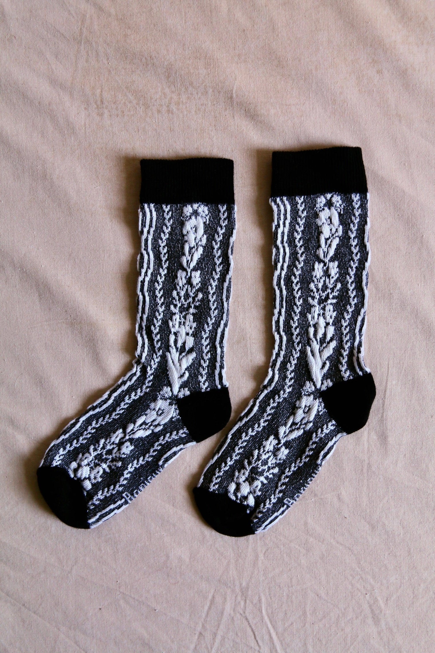 Chaussette noire torsade de fleurs