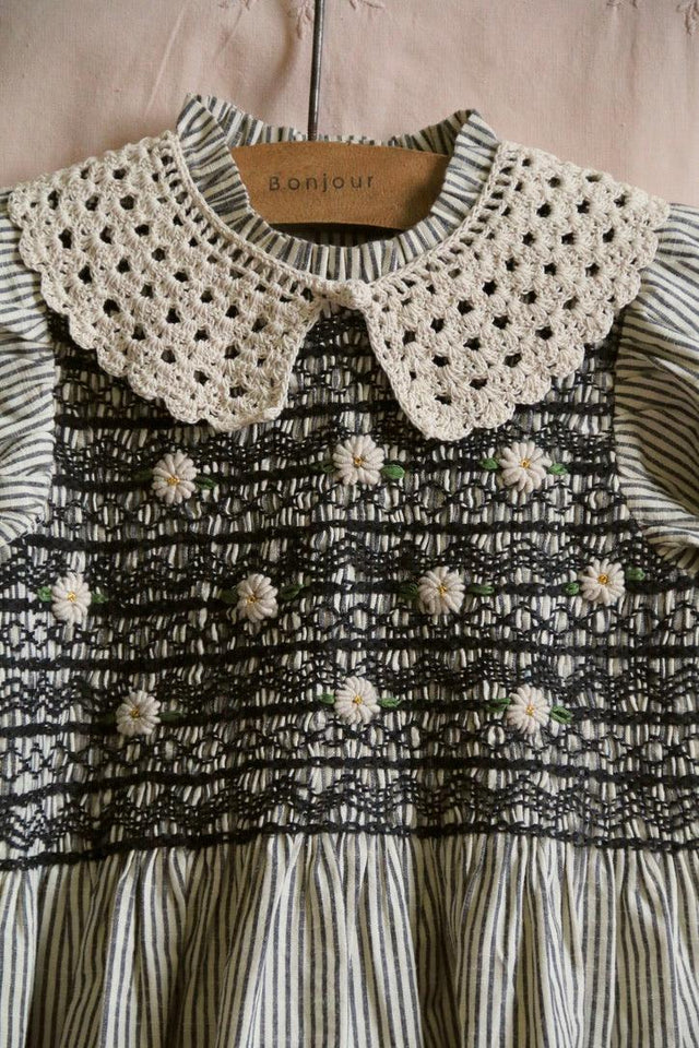 Blouse à smocks rayure et son col crochet amovible