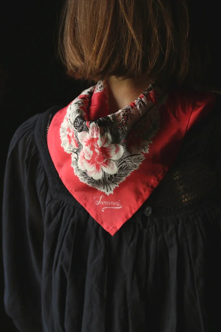 petit carré en soie rouge pavot