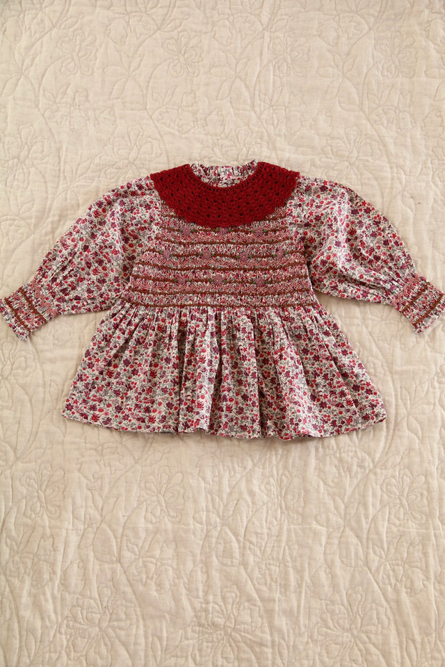 Blouse à smocks champ de fleurs et son col crochet