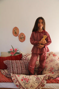Le pyjama brodé rouge chambray