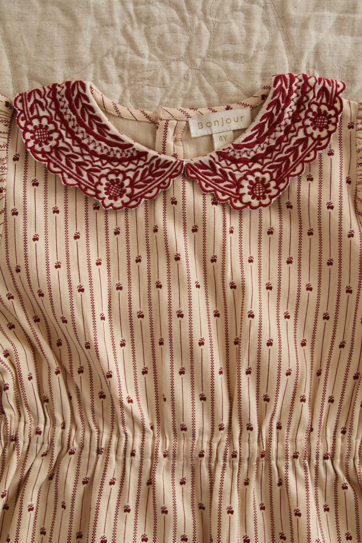 Robe rayée brodée