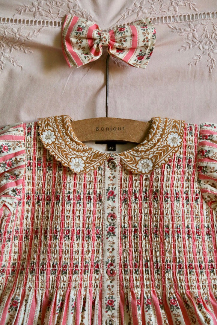 Pink wallpaper tunic and its matching hair clip