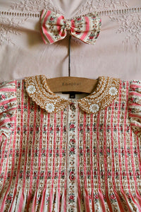 Pink wallpaper tunic and its matching hair clip