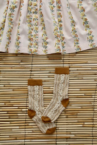 Chaussette torsade de fleurs caramel
