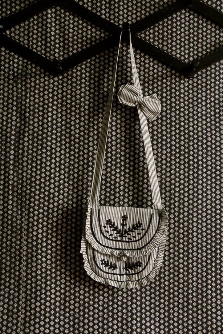 Ensemble small embroidered bag and bow hair clip