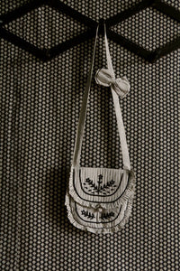 Ensemble small embroidered bag and bow hair clip