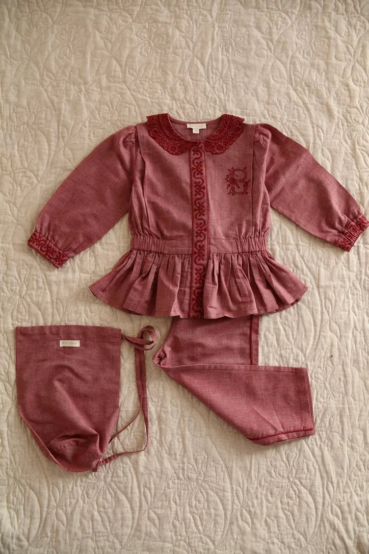 Le pyjama brodé rouge chambray