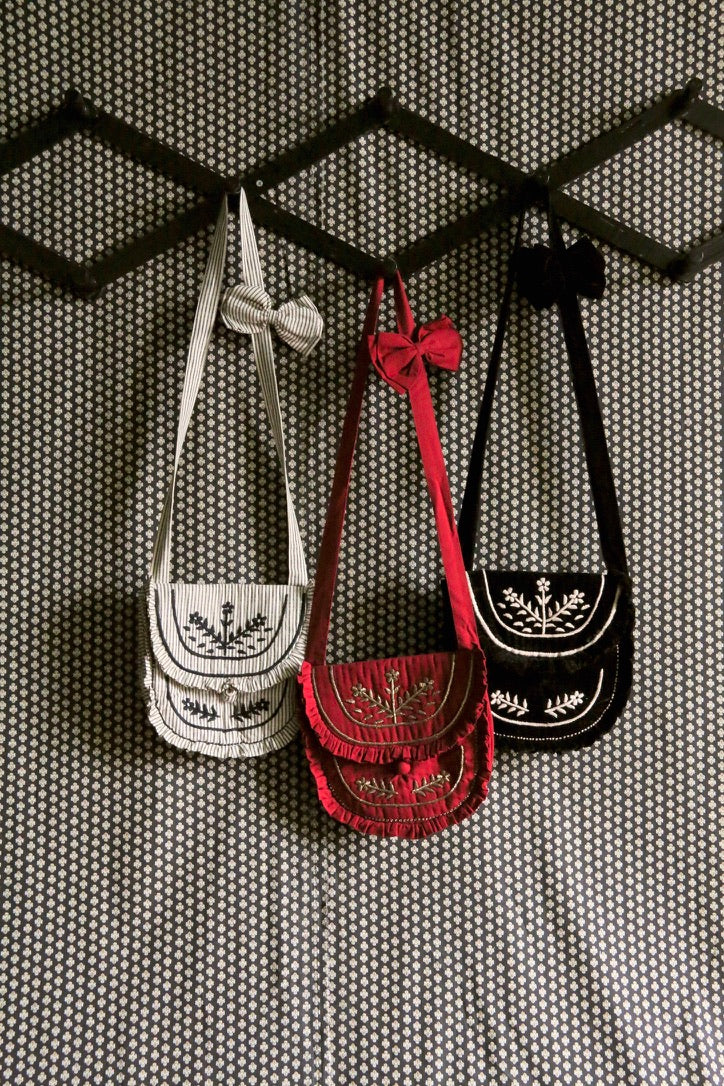Ensemble small embroidered bag and bow hair clip