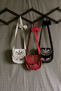 Ensemble small embroidered bag and bow hair clip