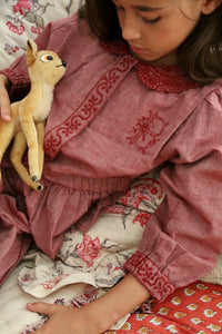 Le pyjama brodé rouge chambray