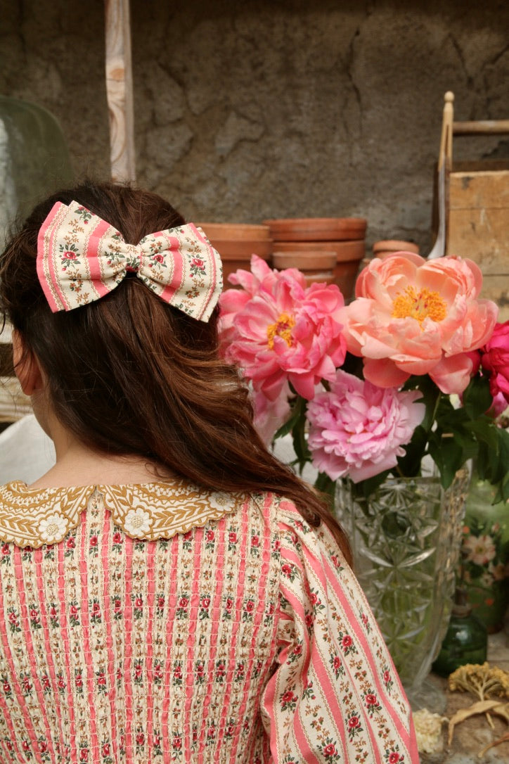 Pink wallpaper tunic and its matching hair clip