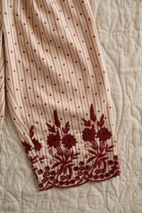 Pantalon rayé brodé