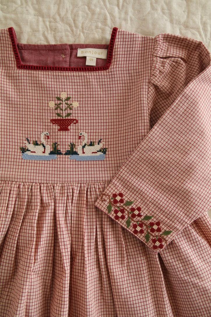 Robe brodée les cygnes