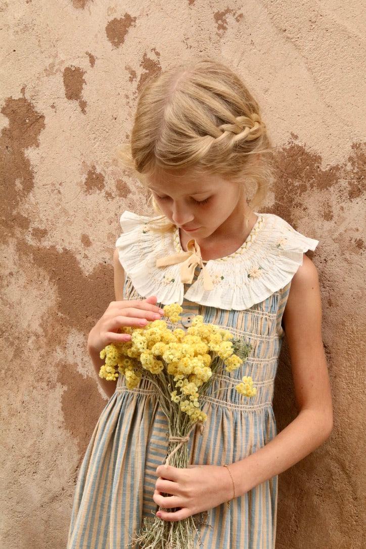 Tunic with large ruffled collar and bow hair clip