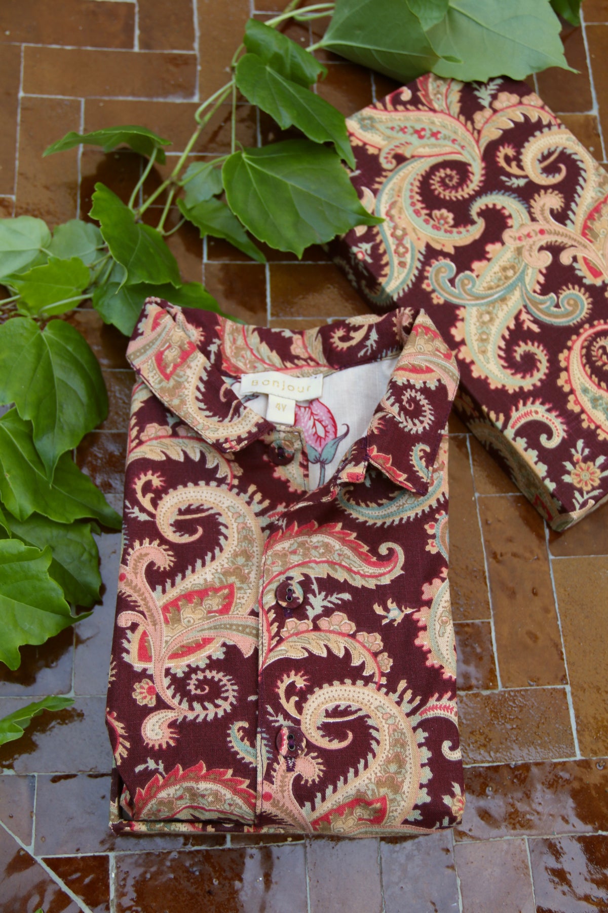 Shirt in burgundy cashmere, delivered in its matching box