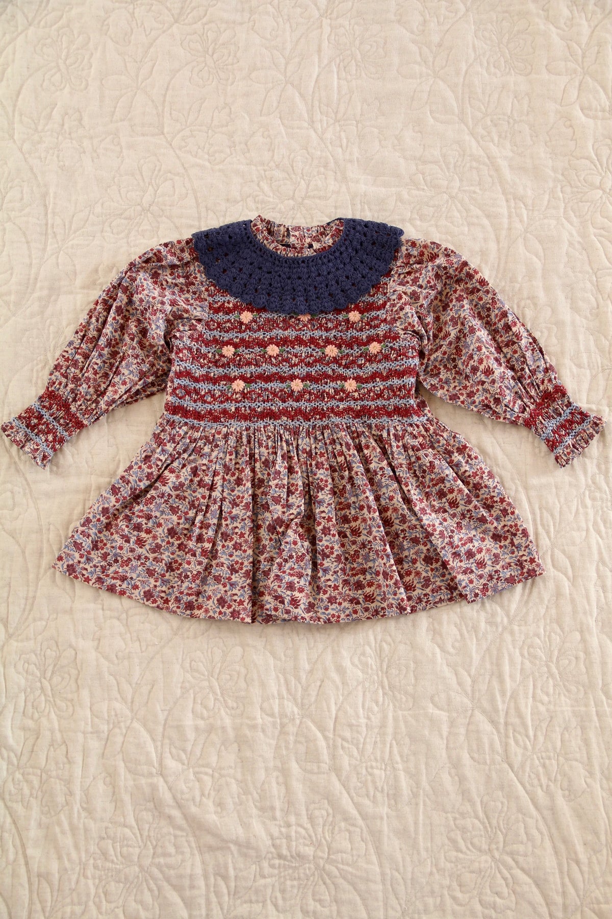 Blouse à smocks champ de fleurs et son col crochet