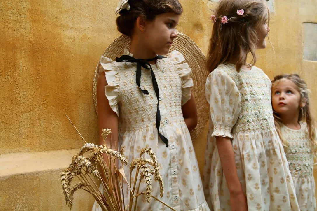Robe longue fleur dorée sur ivoire