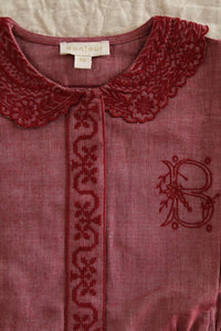 Le pyjama brodé rouge chambray