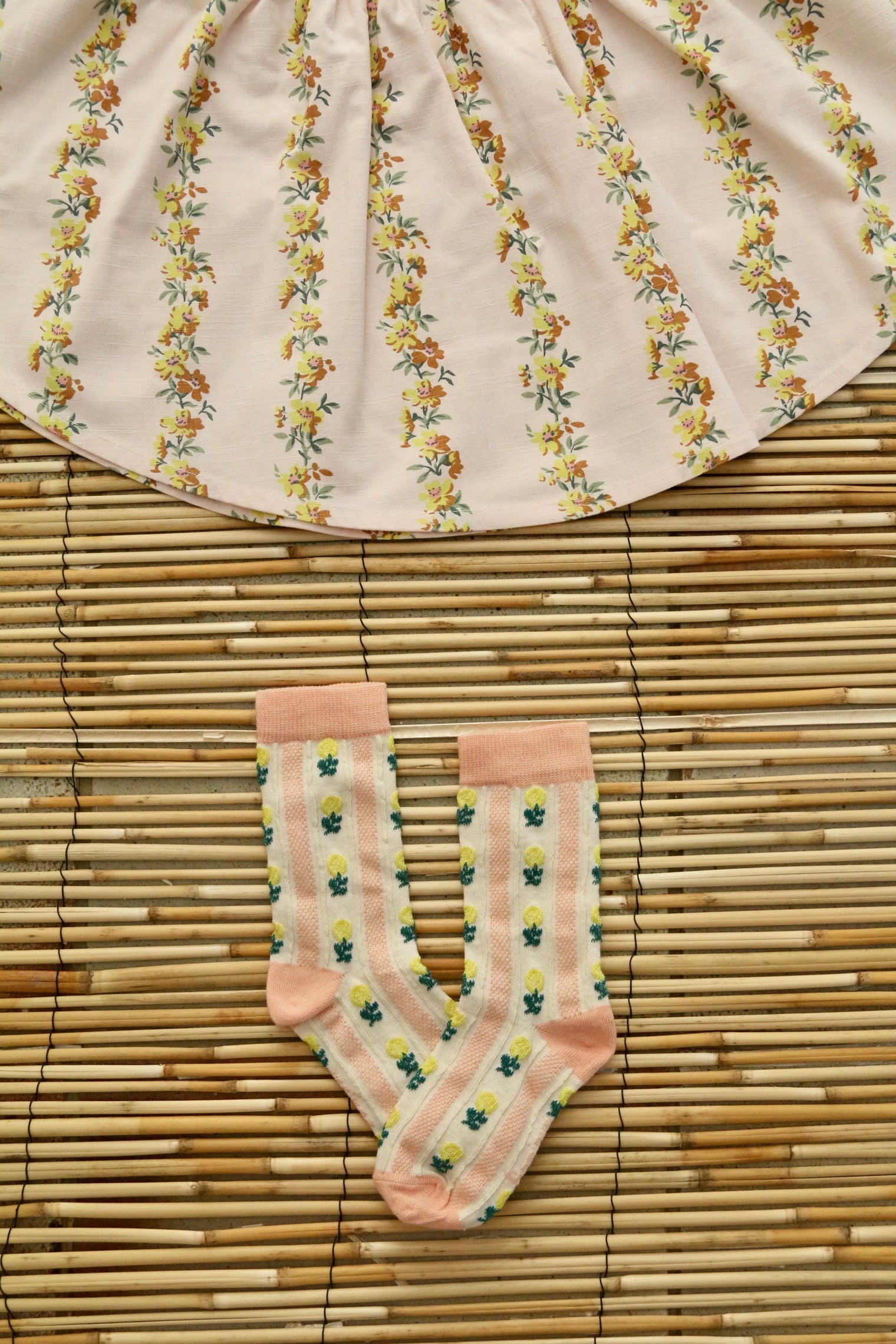 Jupe farandole de fleurs et barrette noeud pour les cheveux